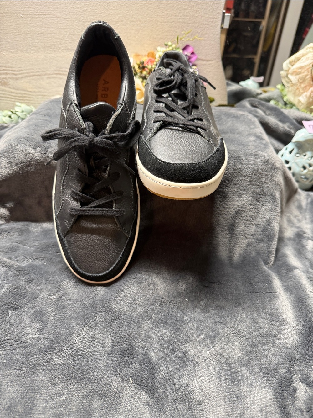 Arbor black leather and suede tennis shoes  sneaker size 8